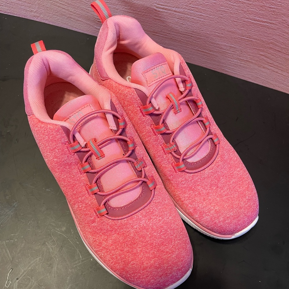 Very lightweight slip on tennis shoes, pink